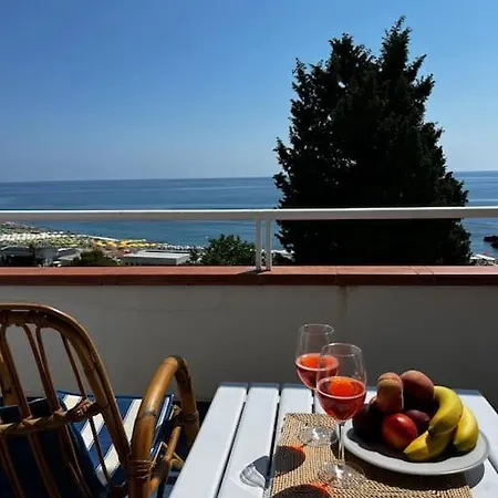 Fronte Mare A 100 Mt Dal Mare *